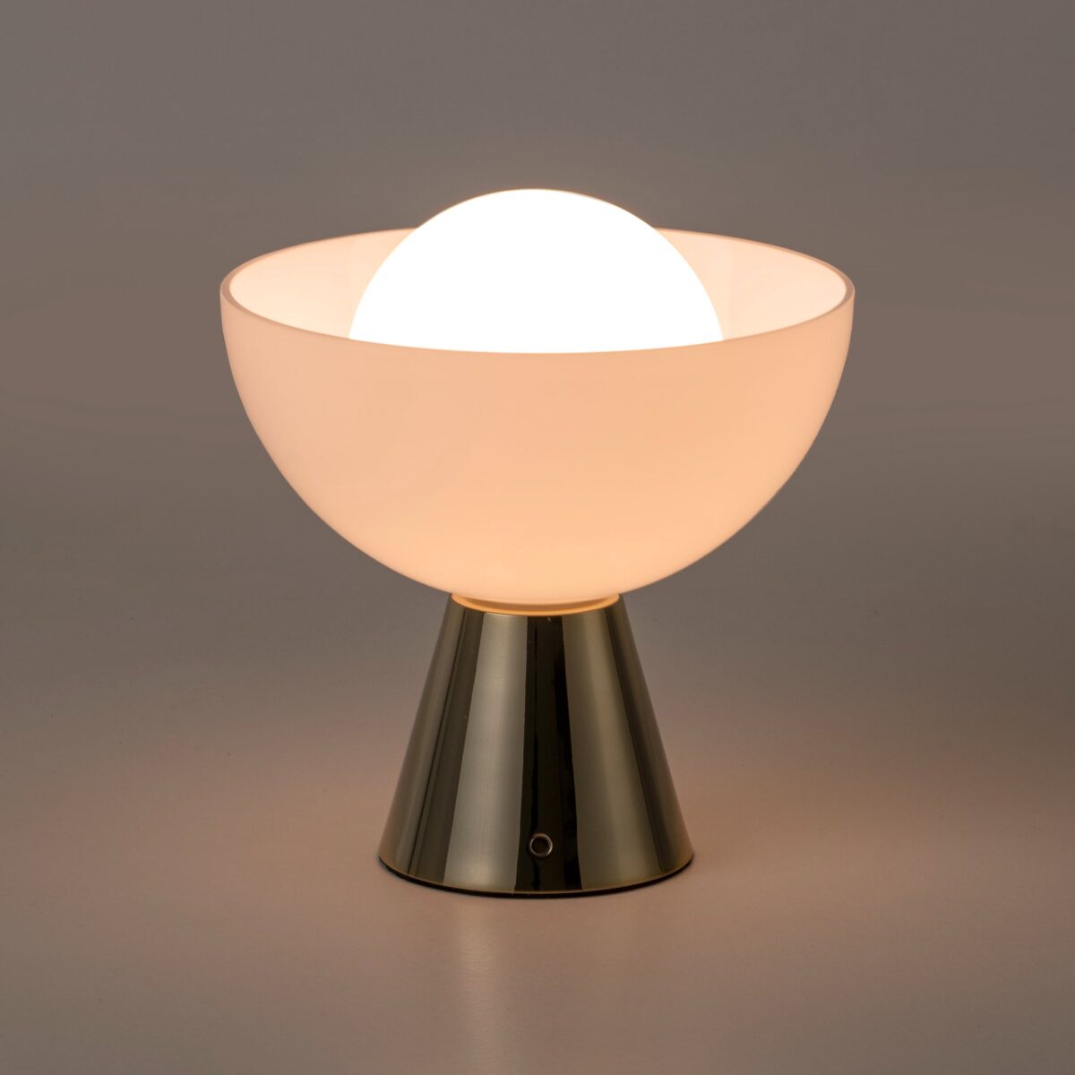 Brass dome cordless table lamp - Image 2