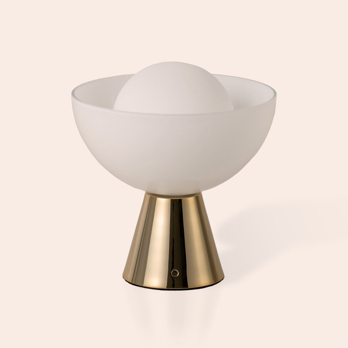 Brass dome cordless table lamp - Image 1