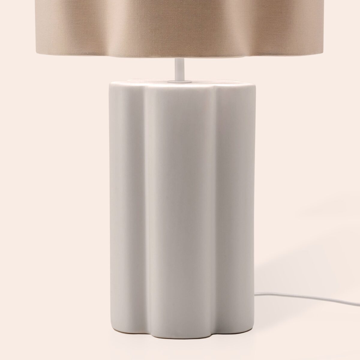 White flower ceramic table lamp - Image 4